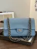 2026 Nuevo Bolso de Hombro Pequeño Estilo Chanel Clásico Versátil Moderno Elegante con Piel de Lichi Acolchada y Correa de Cadena para Mujer