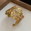 Pulsera Abierta Redonda Calada de Flor de Metal Transfronteriza Europea y Americana, Accesorio de Mano Versátil de Lujo Ligero de Alta Gama para Mujer