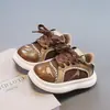 Tênis Infantis da Moda com Solado Grosso 2026 Primavera e Outono Populares Sapatos Casuais de Couro com Solado Macio para Meninas e Tênis Esportivos Versáteis para Meninos