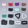 Ventas Directas de Fábrica Clips de Cola de Plástico de 1 pulgada Hebilla de Cola de 25 mm Cinta de Goma Suave de PVC Clip de Acabado para Coser Triangular Boca Cuadrada