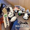 Chaveiro Estilo Escultura em Madeira Original Baimao Série Panda Criativo Exquisito Panda Levantando a Mão Par de Chaveiros Pingente de Bolsa