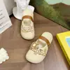 Nueva Bolsa de Cabeza de Estrella de Cinco Puntas Hueca Marrón Chanclas Semiabiertas para Mujer Verano Nueva Ropa Exterior Ligera Súper Bonita Zapatos con Agujeros Antideslizantes
