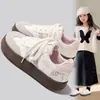 Tênis Feminino 2026 Primavera Novo Estilo Sapatos Brancos Infantis Sola Macia Antiderrapante Versátil Calçados Casuais para Crianças de Meia-Idade e Grandes Sapatos Esportivos