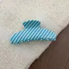Presilha Grande de Acetato Listrada em Azul Creme, Estilo Igual de Blogueira Ins, com Acabamento de Luxo para Penteados na Nuca