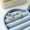 Brincos Elegantes de Renda Estilo Francês com Pérolas para Mulheres, Brincos de Tarraxa de Luxo Leve de Nicho de Alta Qualidade com um Temperamento Sofisticado
