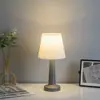 Lámpara de mesa de tela plisada estilo vintage con arte de jade natural, creando una atmósfera acogedora, perfecta como lámpara decorativa para la habitación de una niña, o como regalo de cumpleaños