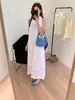 Foto Real de Vestido de Verano Estilo Francés con Cuello Halter y Ambiente Relajado, Vestido de Vacaciones que Realza el Cutis, Vestido Largo sin Hombros, Moda Femenina Estilo Coreano