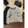 Camiseta longa listrada casual de caimento solto estilo coreano da MISS Misi com bordado de pera para mulheres, top de outono