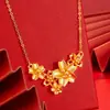 Mismo Estilo que el Usado en Joyerías, Estilo Antiguo Oro Arena Tres Vidas Tres Mundos Flor de Melocotón Floreciente Collar, Cadena Integrada, Serie de Bodas