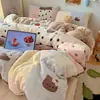 Juego de Cama de Vellón de Leche Grado A de 4 Piezas Estilo Ins Dibujos Animados Estilo Sábana Ajustable Estilo Falda de Cama Juego de Tres Piezas de Invierno Engrosado Antiestático