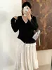 Cardigã de tricô com decote V e detalhes em renda para mulheres plus size, coleção outono 2026, projetado para mulheres curvilíneas, com um visual suave e jovem, apresentando detalhes em patchwork