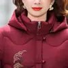 Roupas de Inverno para Mãe de Meia-Idade Jaqueta de Algodão Novo Estilo Chinês Roupa Exterior 2026 Novo Estilo Roupas para Mulheres de Meia-Idade e Idosas Roupas de Algodão Grossas Quentes Soltas