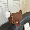 Bolsa Feminina Lisa com Pom-Pom 2025 Inverno Novo Estilo Fresca de Feltro para Ombro com Relevo, Elegante Tendência de Ombro Único Pequena Quadrada