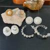 Pendientes de Perla Estilo Chanel Lujo Ligero Ins Transfronterizos Emperatriz Abuela Concha Blanca Stud Anillo de Personalidad Pendientes S925