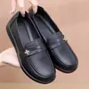 Sapatos quentinhos de couro sintético de inverno para mães, adequados para pessoas de meia-idade e idosos, confortáveis para uso externo, antiderrapantes, com sola macia, mocassins impermeáveis para o trabalho.