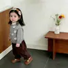 Conjunto de Cardigan de Tricô Fofo para Meninas Estilo Coreano de Início de Primavera, Suéter Versátil com Bordado Estiloso para Bebês de Primavera e Outono, Jaqueta Tendência