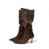 No entanto, estas são botas Western femininas de camurça estilo retrô com salto alto, que vão até o joelho, com bico fino, salto fino e detalhe de fivela metálica