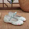 Grulla Blanca de Almohada 2026 Modelo Nuevo Tacón de Cuña Estilo Floral Étnico Zapatos de Baile Bordados con Aumento Interno de Altura para Madres y Mujeres