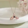 Colar de Moda Europeia e Americana com Zircônia em 100 Línguas, Pingente Personalizado com Design de Diabinho Morcego Temperamental, Novo Pingente