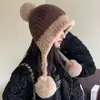 Gorro cálido estilo nuevo 2025 para mujer, gorro de punto de felpa adelgazante, resistente al frío, lindo, protector de orejas, con bloques de color, gorro de invierno moderno