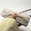 Armazón ovalado de titanio estilo nerd, moderno y apto para lentes de prescripción, gafas lisas estilo 'old money' para mujer, venta al por mayor de anteojos para hombre