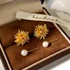 Pendientes Versátiles de Estilo Coreano para el Día a Día con Circonita de Fuegos Artificiales y Perla Brillante, Moda Lujo Ligero Gama Alta Nicho Pendientes de Temperamento para Mujer