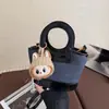 Bolso de mano de alta gama para mujer 2026 nuevo otoño nicho súper popular bolso de hombro para el trabajo y los desplazamientos bolso cruzado tipo cubo