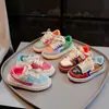 Zapatos infantiles bicolor 2025 otoño nueva moda niñas tenis bajos estilo coreano niños moda zapatos deportivos casuales