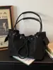 Bolsa de Ombro Plissada Minimalista Transfronteiriça Nova Coleção Primavera 2026 Nicho de Alto Valor, Bolsa Tote de Braço Estilo Relaxado para Mulheres