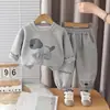 Conjunto de Ropa Infantil para Niños Primavera y Otoño 2026 Estilo Nuevo Atractivo Sudadera Casual de Dibujos Animados para Niños Conjunto de Dos Piezas de Manga Larga Bebé Moderno