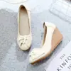 Sapato Feminino Salto Alto Branco Guindaste Inclinação Primavera Novo Solado Grosso Impermeável Plataforma Aumento de Altura Couro Genuíno Retro Britânico Sapato de Trabalho