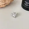 Nuevo Producto de Amazon: Anillo Floral Tridimensional Versátil Estilo Europeo y Americano, Anillo de Acero Inoxidable de Moda para Viajes Diarios con un Toque de Alta Gama