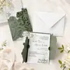 Convite de casamento verde sálvia com lírios-do-vale em relevo, borda única e selo de cera, convite de casamento de nicho e sofisticado