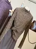 Camiseta feminina com estampa integral de letras estilo coreano, acabamento franzido, gola alta discreta, manga longa, nova coleção de outono, perfeita para usar em camadas, top justo, moderno