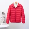 2025 Nueva Chaqueta de Plumas Corta Ligera con Cuello Alto para Otoño e Invierno, Tallas Grandes y Ampliadas, Chaqueta Casual con Dobladillo, Aspecto Moderno Adelgazante para Mujer