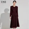 Conjunto de Traje Rojo Ancora Aishangchen para Mujer 2025 Invierno Atuendo Profesional Elegante Primavera y Otoño de Gama Alta para Anfitriona Formal