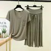 Conjunto de dos piezas de camiseta de manga corta con cuello redondo y bolsillo de modal y pantalones cropped holgados de cintura alta, atuendo de verano fino talla grande