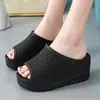 Pantuflas de tacón alto para mujer, verano, suela gruesa, para el hogar, estilo coreano, sandalias de cuña de moda, zapatos con agujeros antideslizantes para baño, transpirables, para exteriores