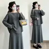 Ropa de maternidad de otoño: Conjunto nuevo, moderno y elegante de top de un hombro holgado y falda midi de punto, diseñado para crear un efecto adelgazante