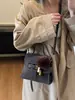 Bolsa de Ombro de Camurça Fosca Retrô de Inverno Grande Capacidade para Mulheres Bolsa Quadrada Pequena de Ombro Único Transversal com Textura Simples