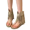 Sandalias bohemias con tachuelas y flecos para mujer, nuevo estilo de verano 2026, tacón de cuña que aumenta la altura, chanclas romanas