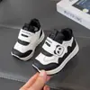 Zapatos deportivos para caminar para niñas, zapatos de suela de goma antideslizantes, zapatos funcionales de suela blanda, nuevos modelos de primavera, zapatos blancos ligeros con velcro para niños