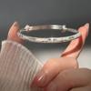 Pulsera de Plata S999 Plata Pura Cielo Estrellado Simple Barriga Redonda Empuje-Tire Diseño Sólido de Nicho Pulsera Elegante Versátil para Mujeres
