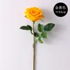 Ramo de rosas realista con tacto hidratante, adecuado para decoración de escenas y arreglos de boda, ofreciendo una estética de alta gama