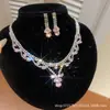 ¡Precioso y deslumbrante! Collar con colgante de flor de circón y gota de agua, cadena para la clavícula estilo corte vintage, joyería de lujo ligero y sensación de alta gama