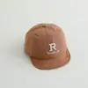 2025 nueva versión coreana de gorra de béisbol para niños gorra de bebé con letra R linda gorra para el sol para salir súper linda para bebé