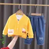 Primavera de 2023 estilo coreano primavera novo desenho animado urso sorridente conjunto de três peças crianças pequenas e médias jeans terno para meninos moda