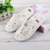 En stock suministro pantuflas desechables con estampado de dibujos animados hotel hostal hogar hospitalidad base con estampado de hoja de sauce se puede vender al por mayor