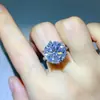 Anel de Moissanita com Diamante Colorido de 10 Quilates Microincrustado da Família Zhou Atacado Anel de Diamante Exagerado Incrustado Europeu e Americano S925 Atacado