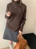 Camiseta de punto lisa de cuello alto medio holgada para mujer, nueva de otoño e invierno 2025, estilo coreano, aspecto adelgazante, suéter interior simple, tendencia